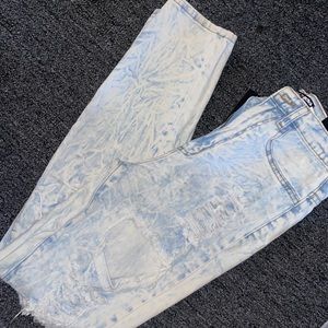 Light blue wash boyfriend jeans